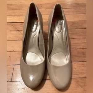 NWT Nude Bandalino Platform Heels size 9.5